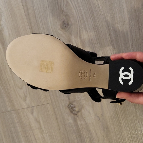NIB CHANEL CC Logo Gold Turn lock Black Leather Heeled Sandals Sz 38.5 - Picture 2 of 8